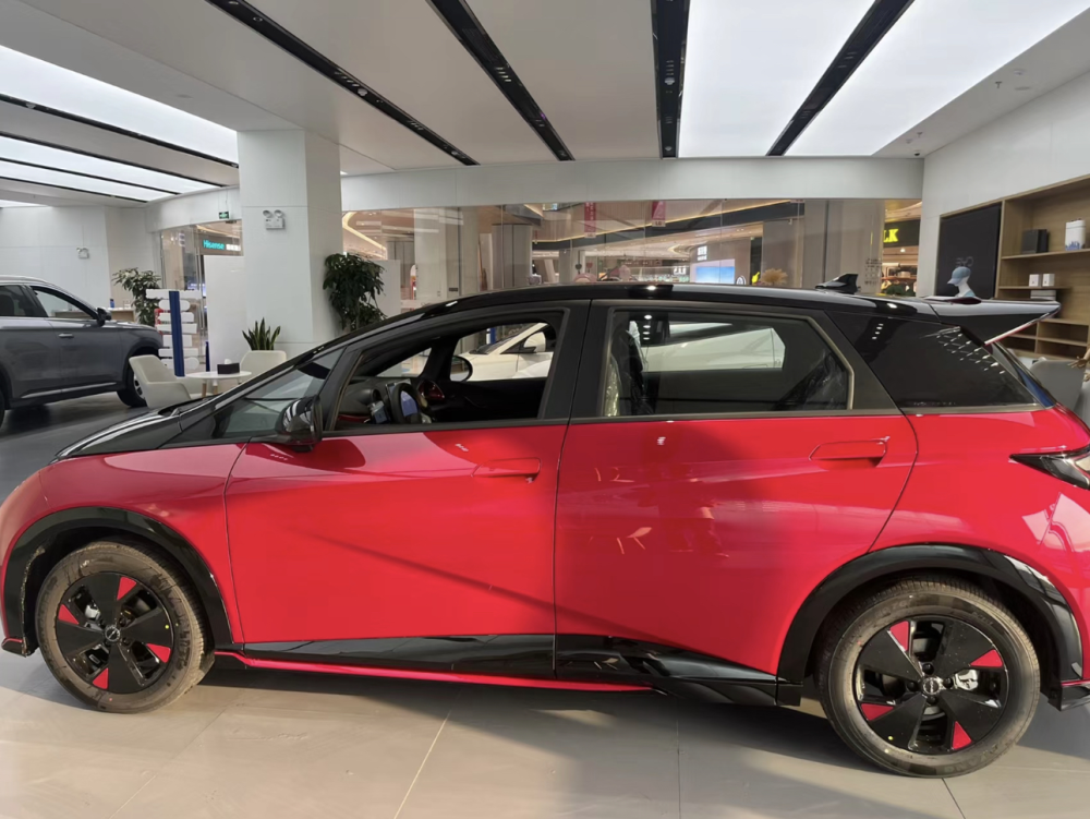 比亚迪海豚纪念版实车曝光红黑配色运动套件9月22日上市