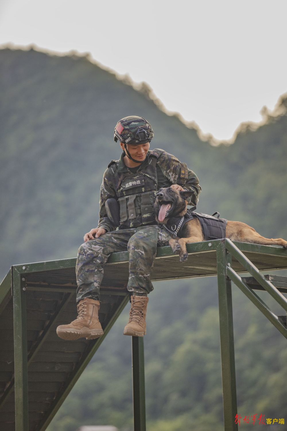 军犬和训导员的闲暇时光来源:解放军报客户端作者:归王斌 杨光宇