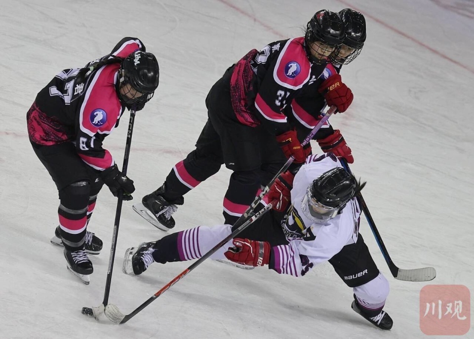 2月26日,第十四届全国冬季运动会女子冰球青年组金牌赛中,四川青年女