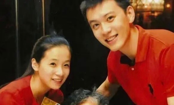 什么情况杨鸣妻子发博引热议社媒已删光两人此前合照