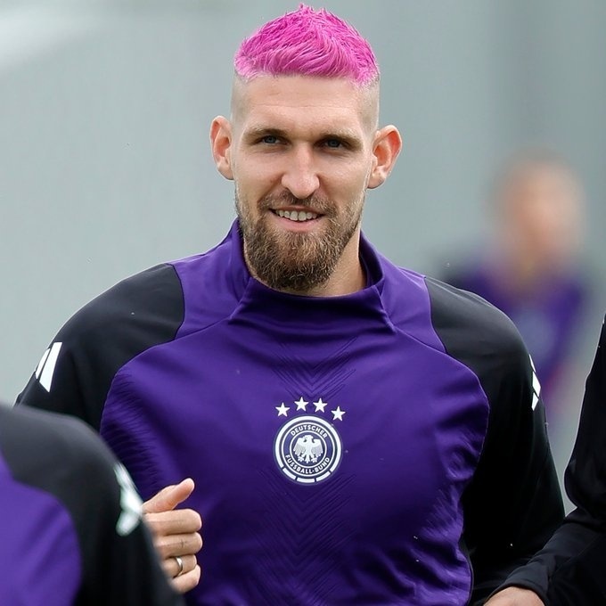 引人注目!德国中场安德里希将头发染成粉色