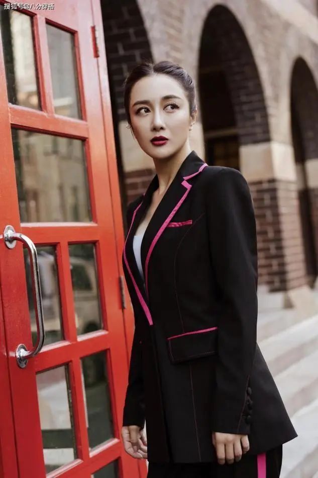 在校期间,李依晓就凭借着优异的表演技能,勤奋而谦逊的她,代表学校