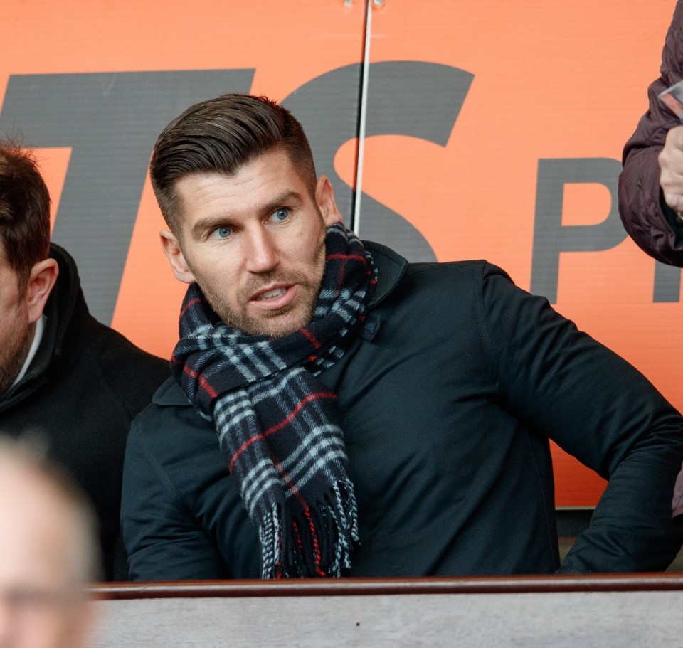 罗马诺表示,马克-伯奇尔(mark burchill)将跟随理查德-休斯(richard