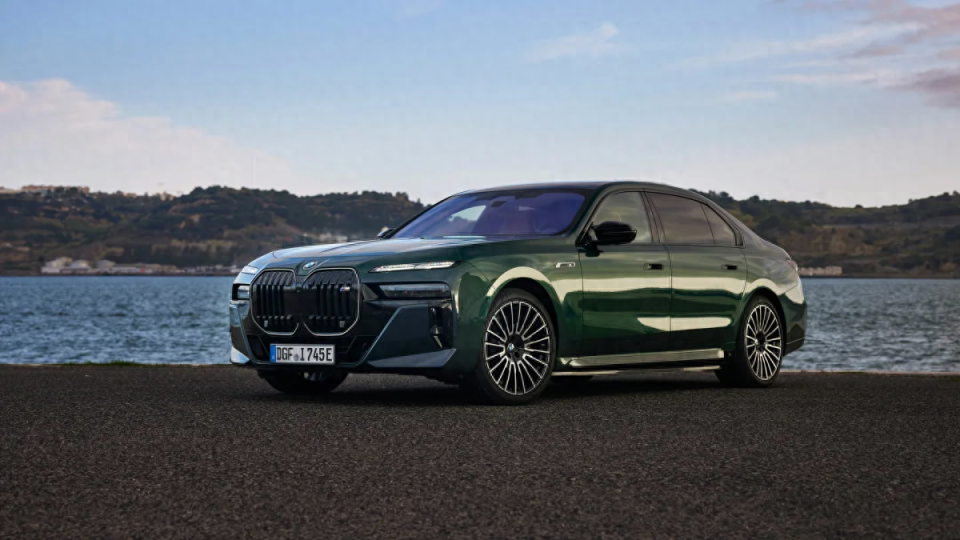 深绿色车漆紧跟流行时尚,宝马i7 m70实拍图发布_腾讯新闻