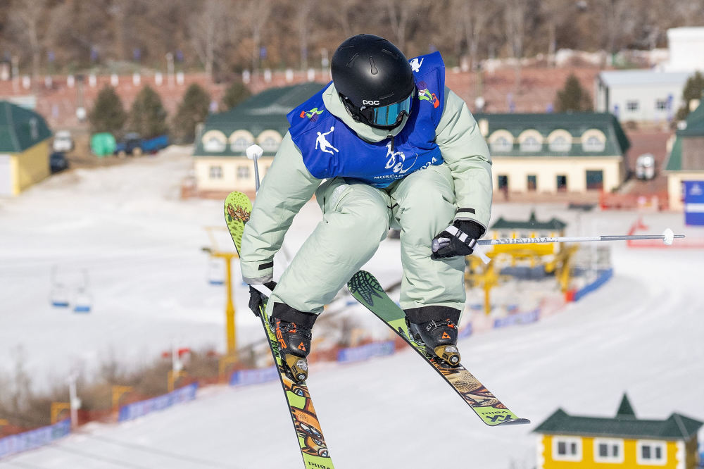 (中),亚军河北队选手盛海鹏(左)和季军辽宁队选手李松晟在颁奖仪式上