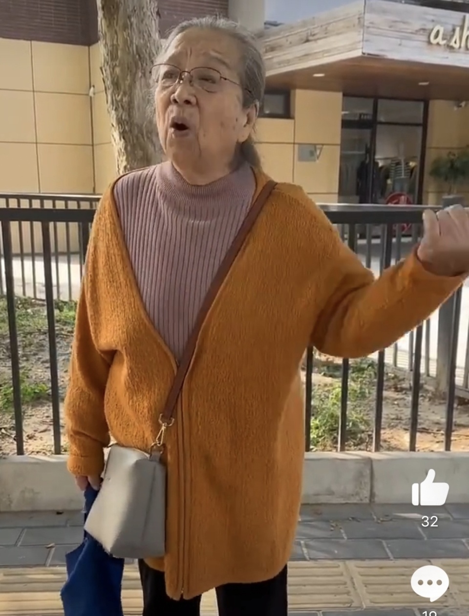 87岁"容嬷嬷"李明启外出逛街,和路人亲切交谈,自曝推掉多个演出_腾讯