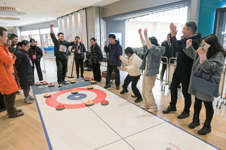 共有12支隊伍一百多名選手在陸地冰壺賽道上鬥智鬥勇,激情碰撞.