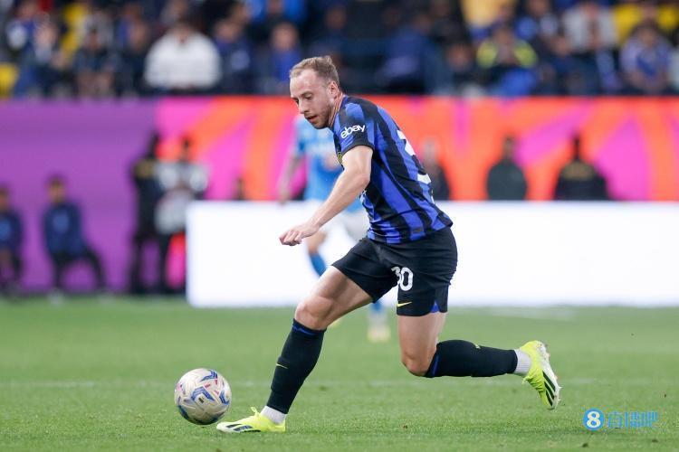 奥古斯托要祝贺平常坐板凳的球员们他们把握住了机会