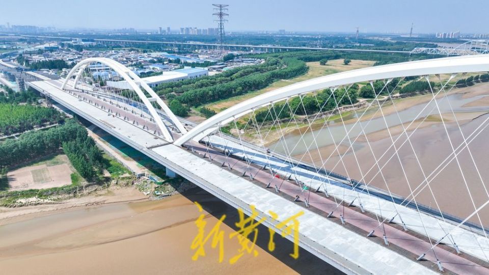 5月23日,在济南黄河齐鲁大桥,今年年初桥梁施工全面恢复,随着施工的