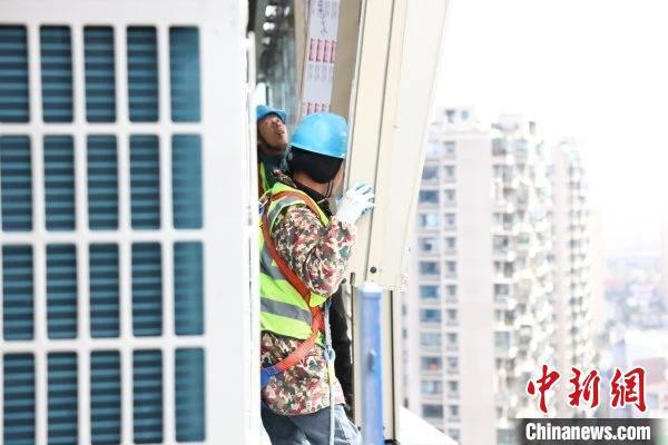 新春走基层地方重大项目不停工建设人坚守度春节