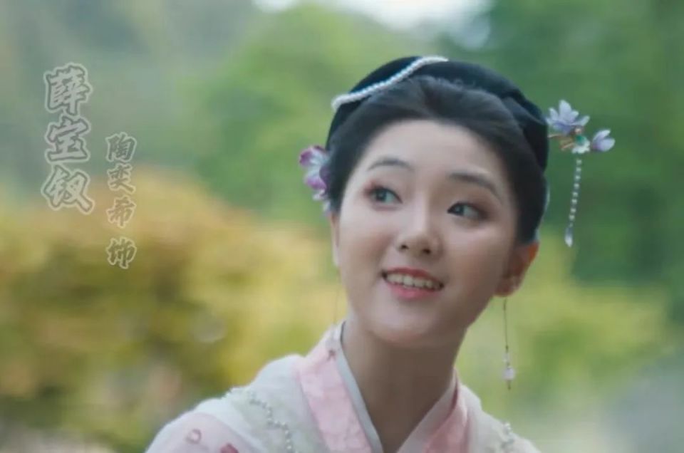 再出现时,07年出生的陶奕希脸长开了些,但脸圆了一圈,面部肿胀,下巴变