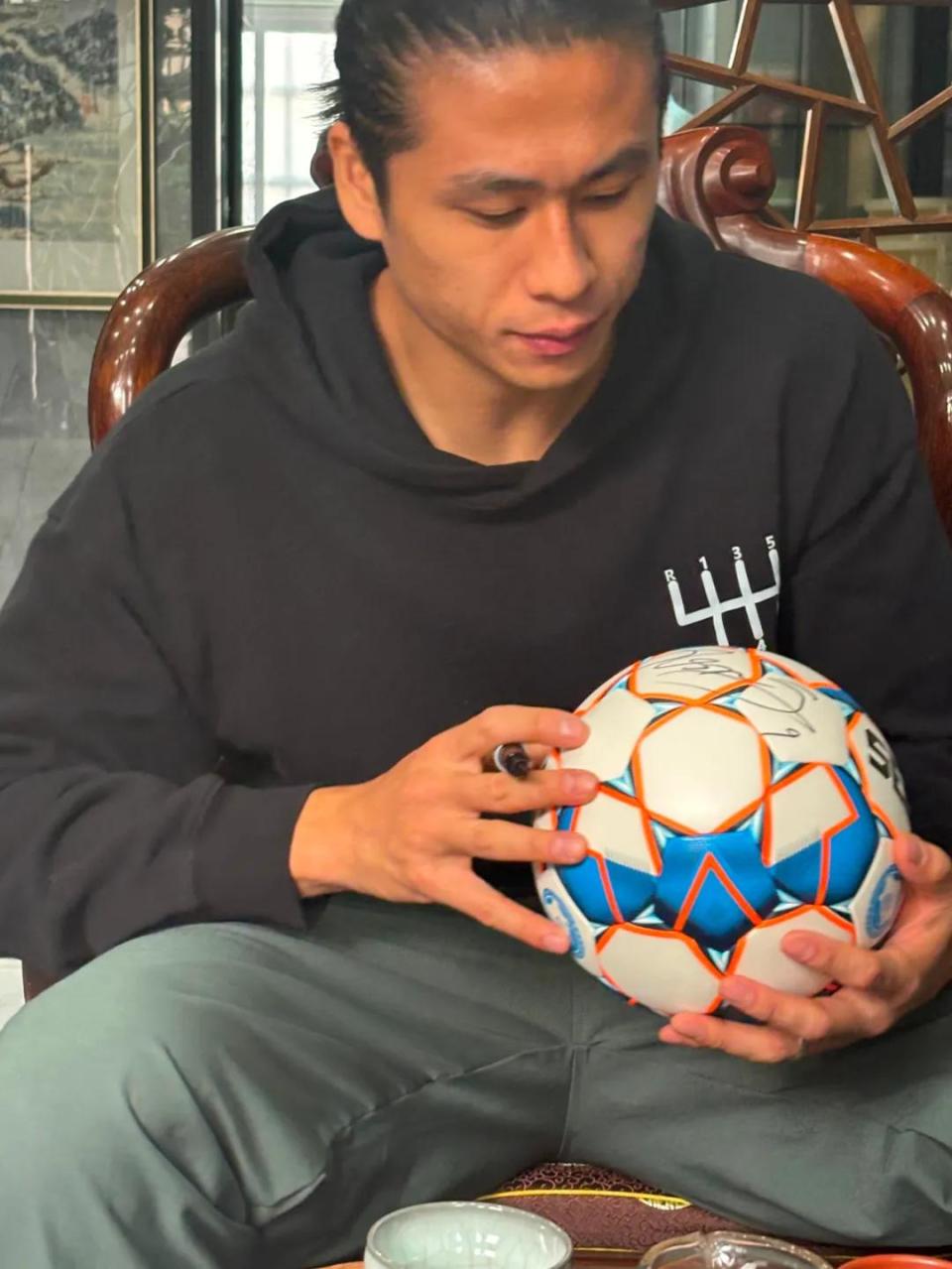 张玉宁透露国足0比7惨败内幕！赛前发生意外，仅热身15分钟就匆忙上场_腾讯新闻