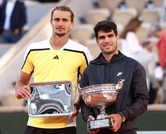 阿卡首捧火枪手杯超前辈纳豆,兹维端盘心服口服,高芙圆梦双打