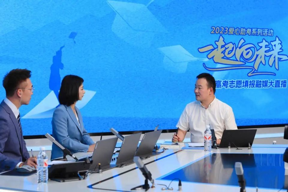 是观澜中学,是观澜中学的校长叶建国,是观澜中学一批优秀的教师.