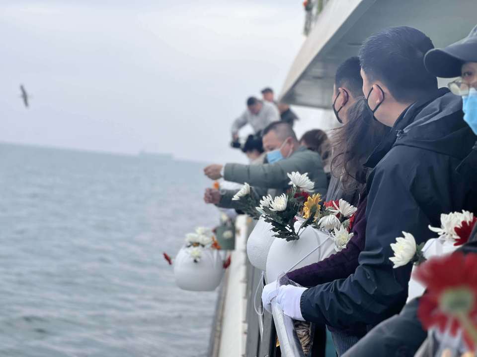 哈尔滨市在大连举行第36次海葬,76位逝者长眠大海