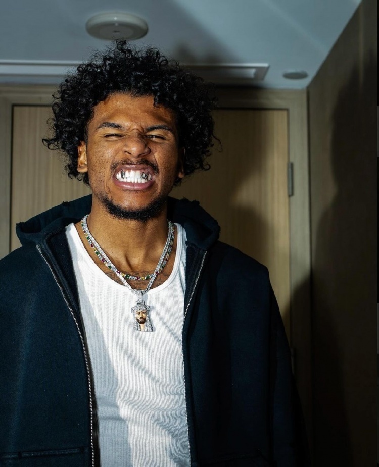 潮男酷爱美甲牙饰杰伦格林晒穿搭庆生日22岁