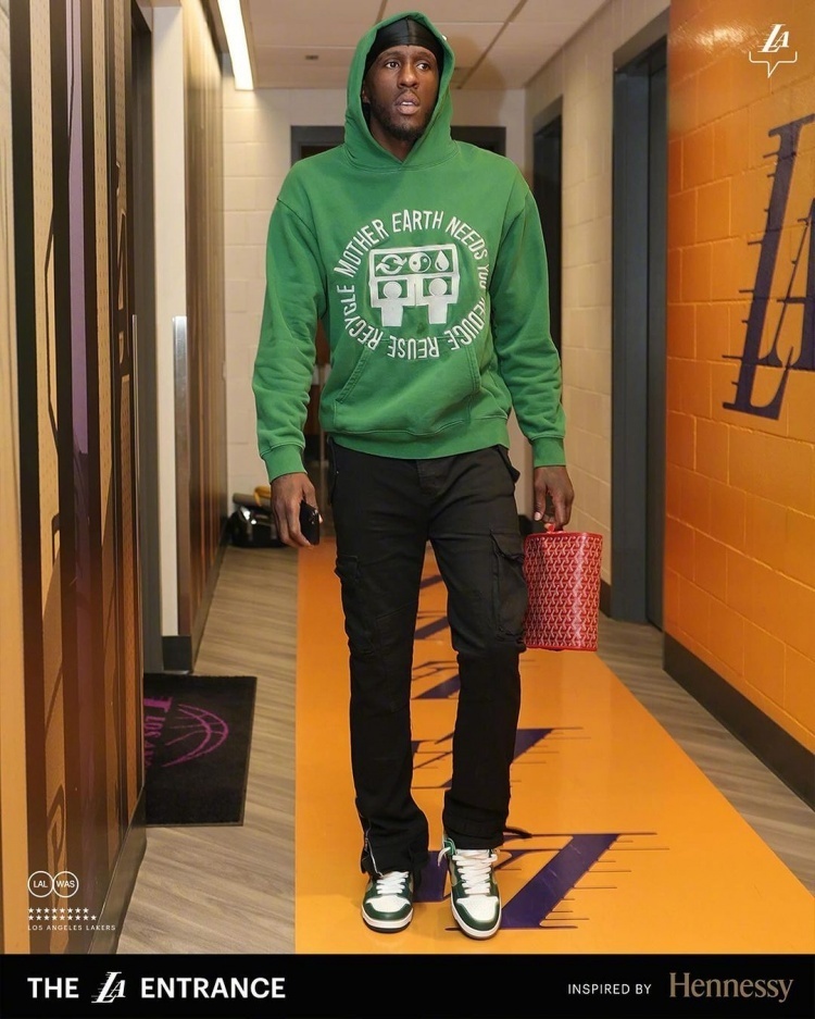 老詹会出战吗湖人穿搭詹姆斯蓝白运动装浓眉一身黑夹点绿