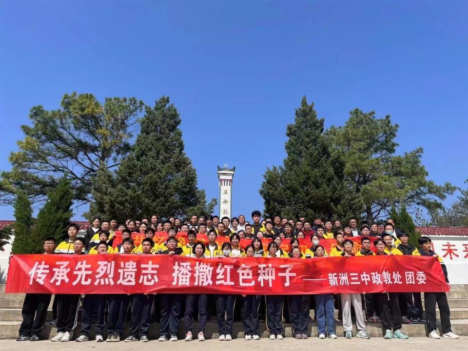 新洲三中把思政课搬到烈士纪念碑下_腾讯新闻
