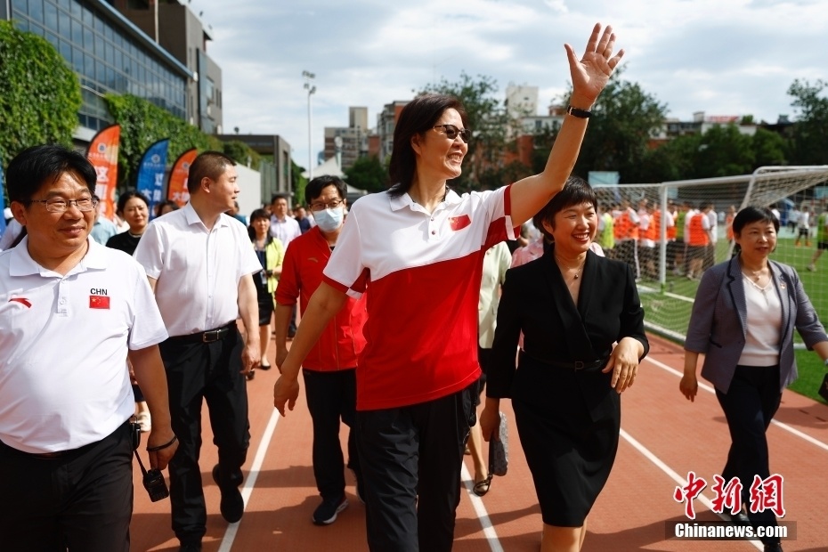郎平与学生打招呼.中新社记者 富田 摄