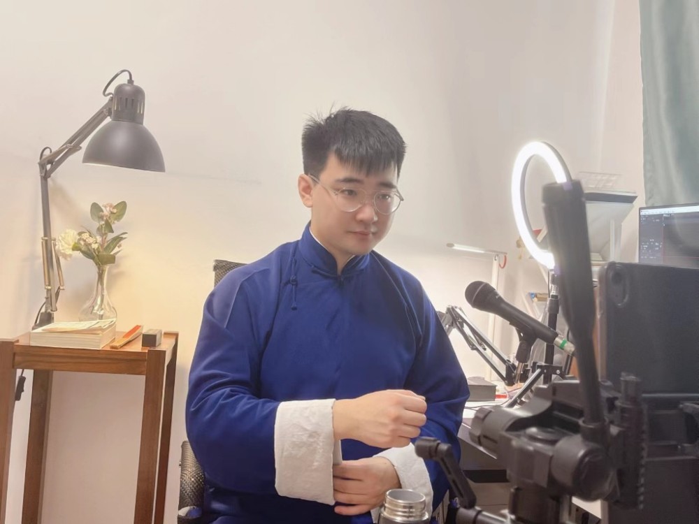 冰城"守艺人"吴浩然:给传统评书加点"现代梗"_腾讯新闻