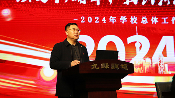 龙行龘龘开新篇前程朤朤展宏图