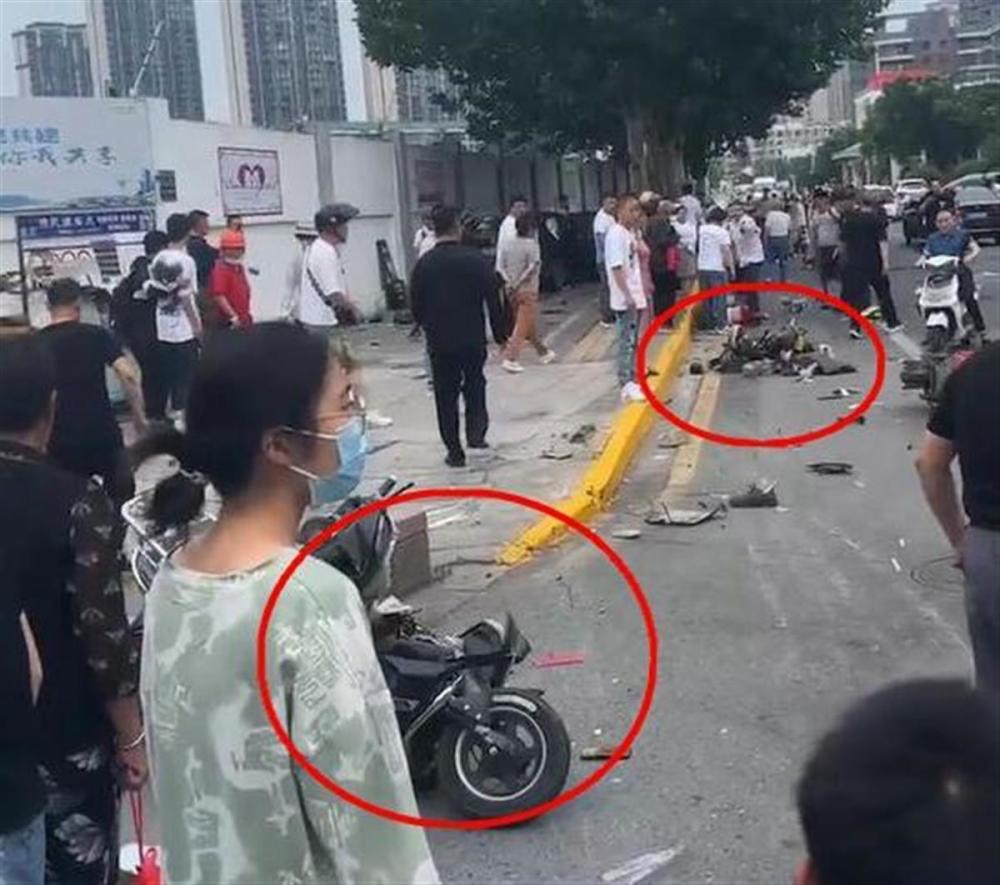 江苏盐城一男子驾车撞人致2死6伤，目击者：事发时被撞行人都在等红灯今日热点-313啦实用网