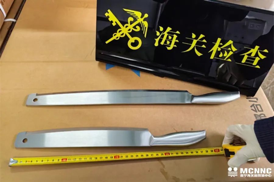 近日√东兴海关查获未申报管制刀具1100把_腾讯新闻