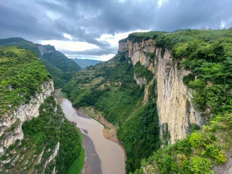 贵州与四川云南交界有个市,名气不大风景秀丽,出了多个世界之最