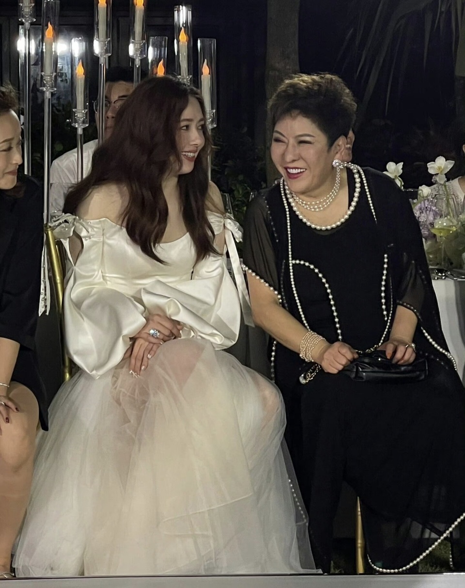 郭碧婷和向太同台看秀,身材发福像怀三胎,向别人炫耀手上大钻戒_腾讯