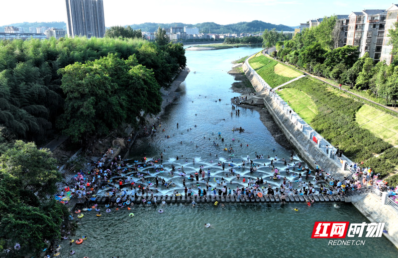 组图 | 苗乡夏日享清凉!麻阳网红 "鱼鳞坝"引客至