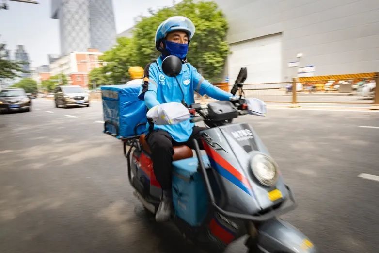 的外卖骑手们更有保障,通过衣食驻行全面升级,让更多蓝骑士饿了能