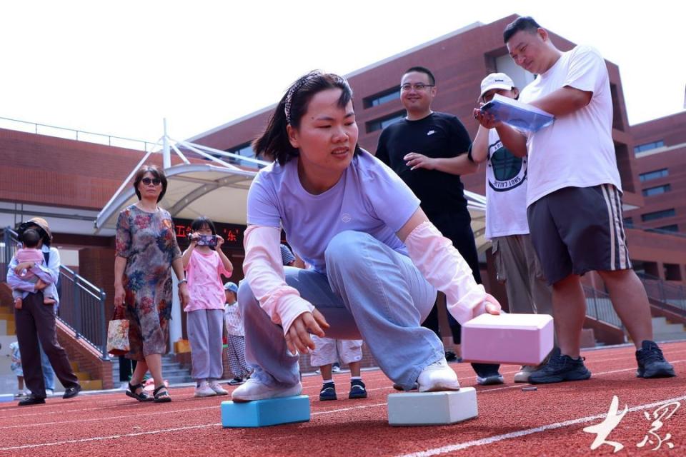 青岛:社区趣味运动会,居民参与乐开怀