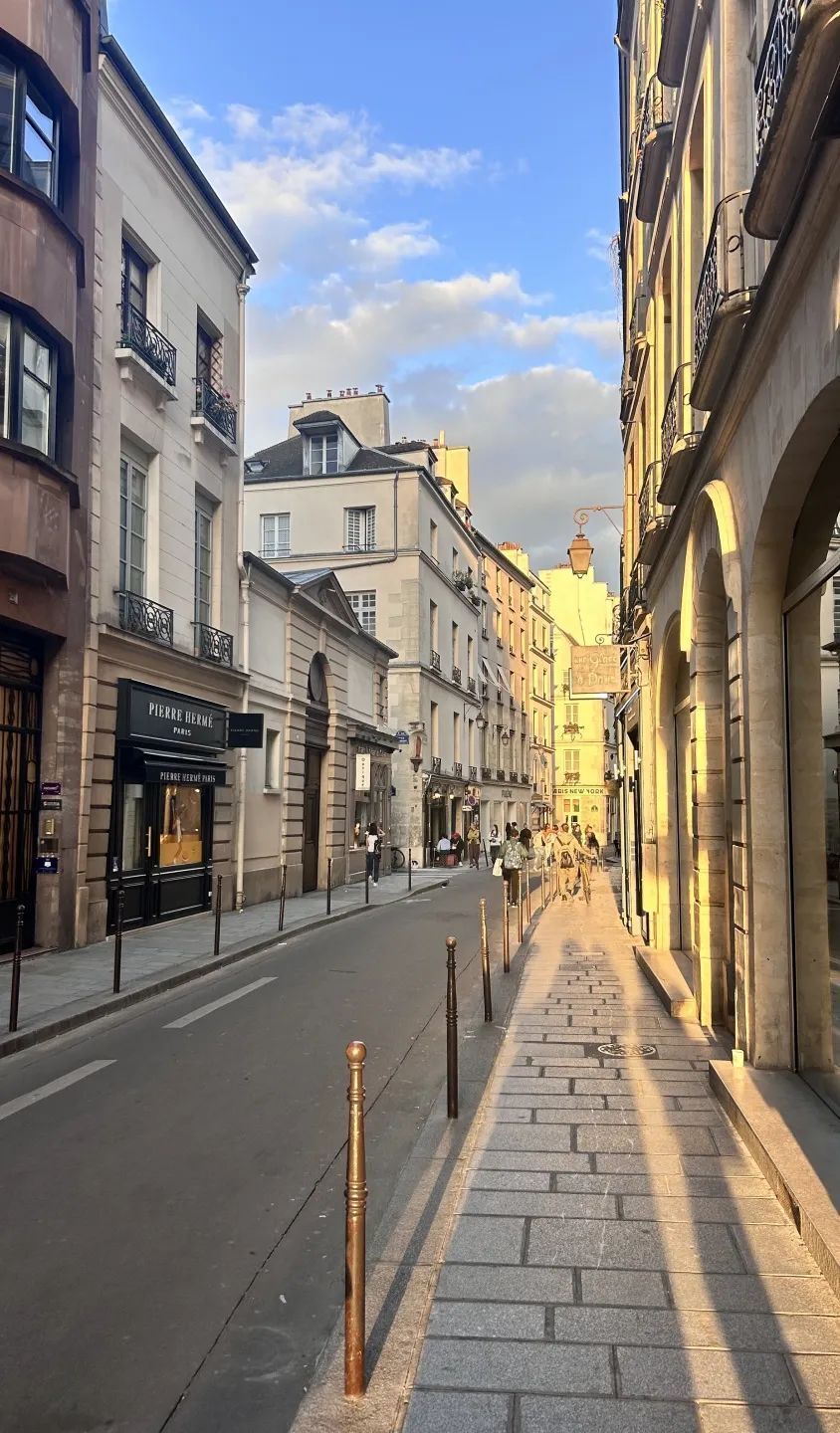 全世界都在等待「荒谬」发生,但巴黎绝不止奥运