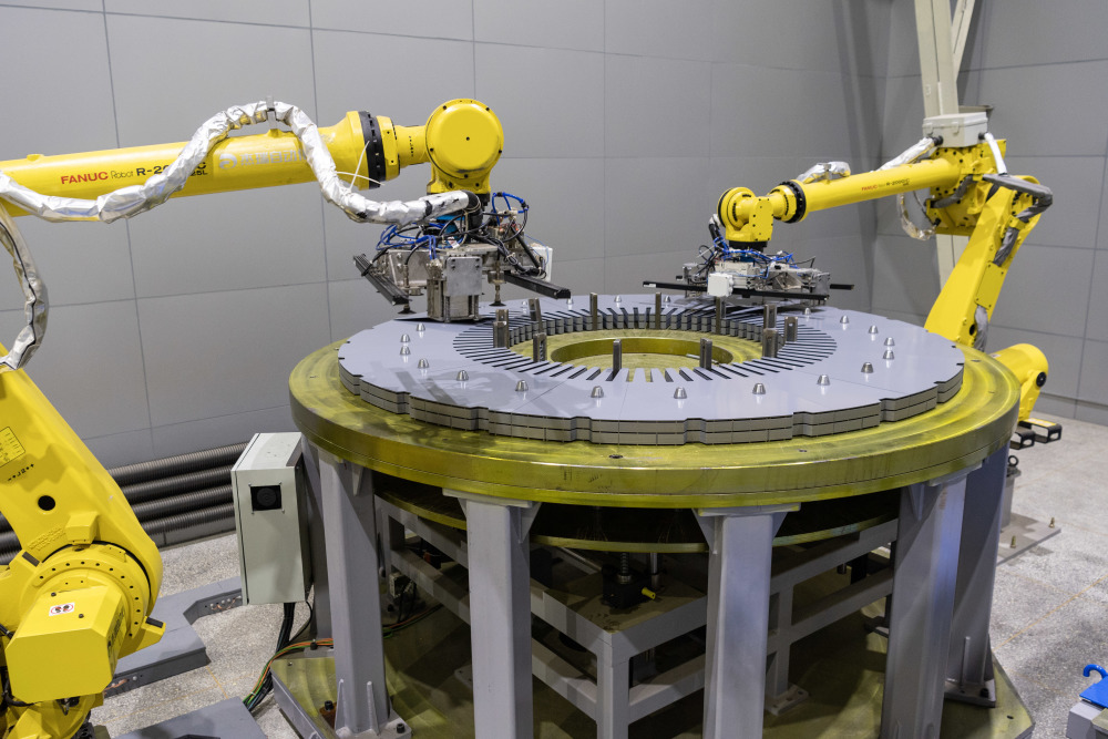 在哈电集团哈尔滨电机厂有限责任公司的生产车间,智能叠片机器人在