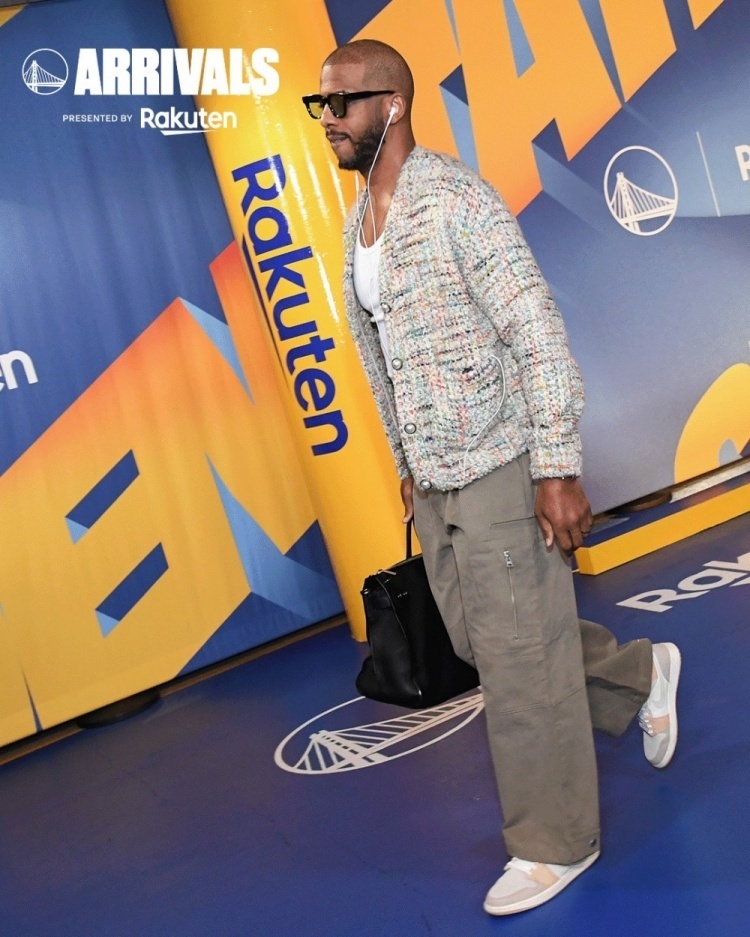 跟勇士众将学穿搭库里白外套搭军绿色工装裤帅气十足