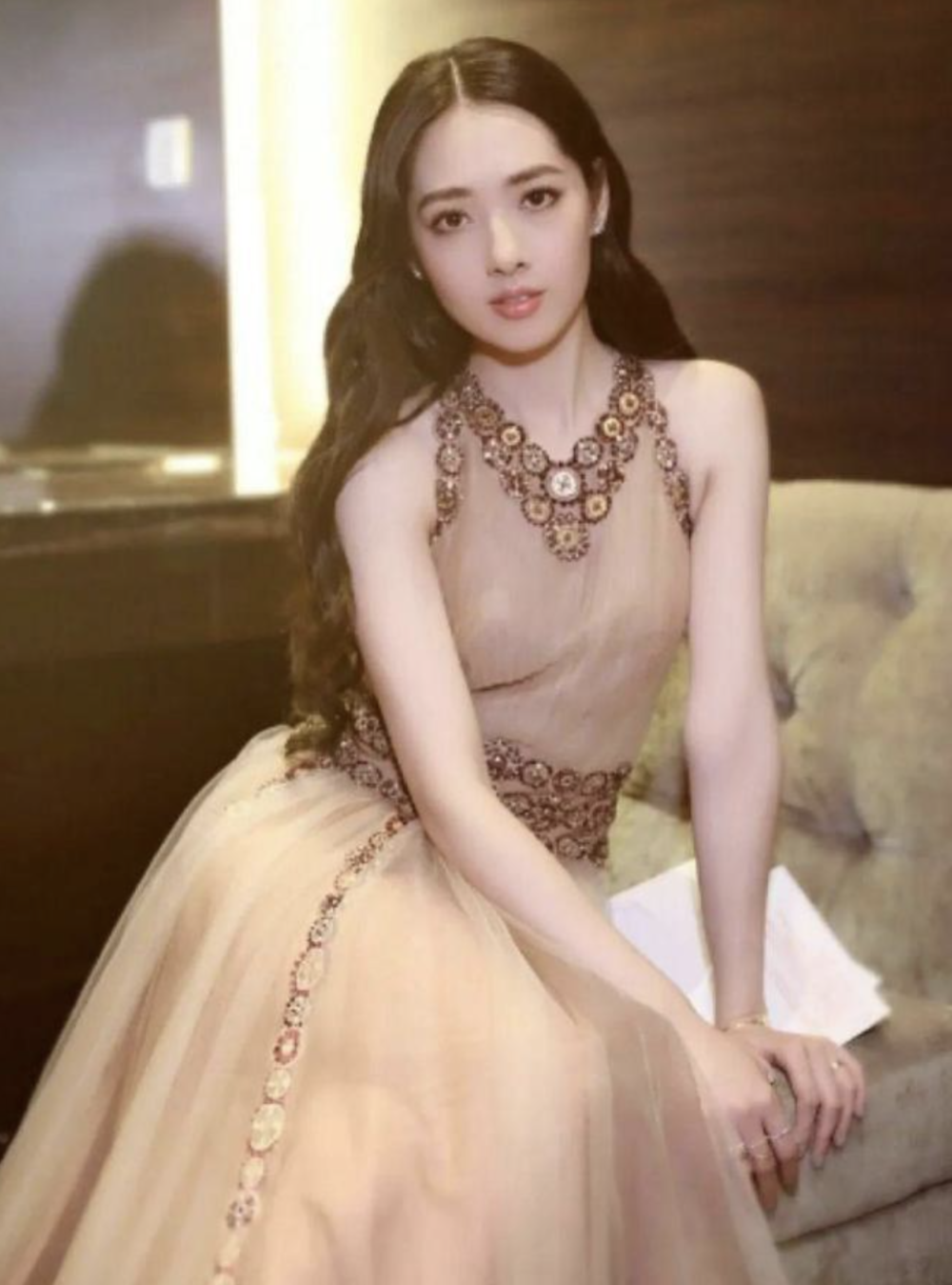 40岁郭碧婷傍晚散步:混血感十足!向佐演技太废,但福气不小