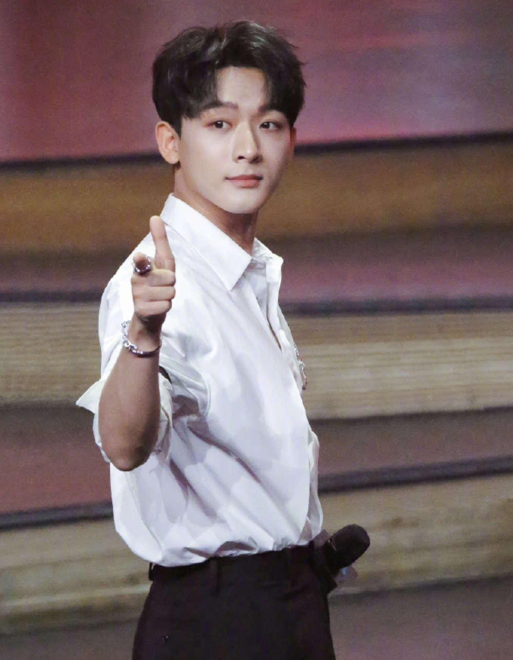 张晚意与塌房艺人一起拜佛被热议,网友犀利点评"物以类聚"_腾讯新闻