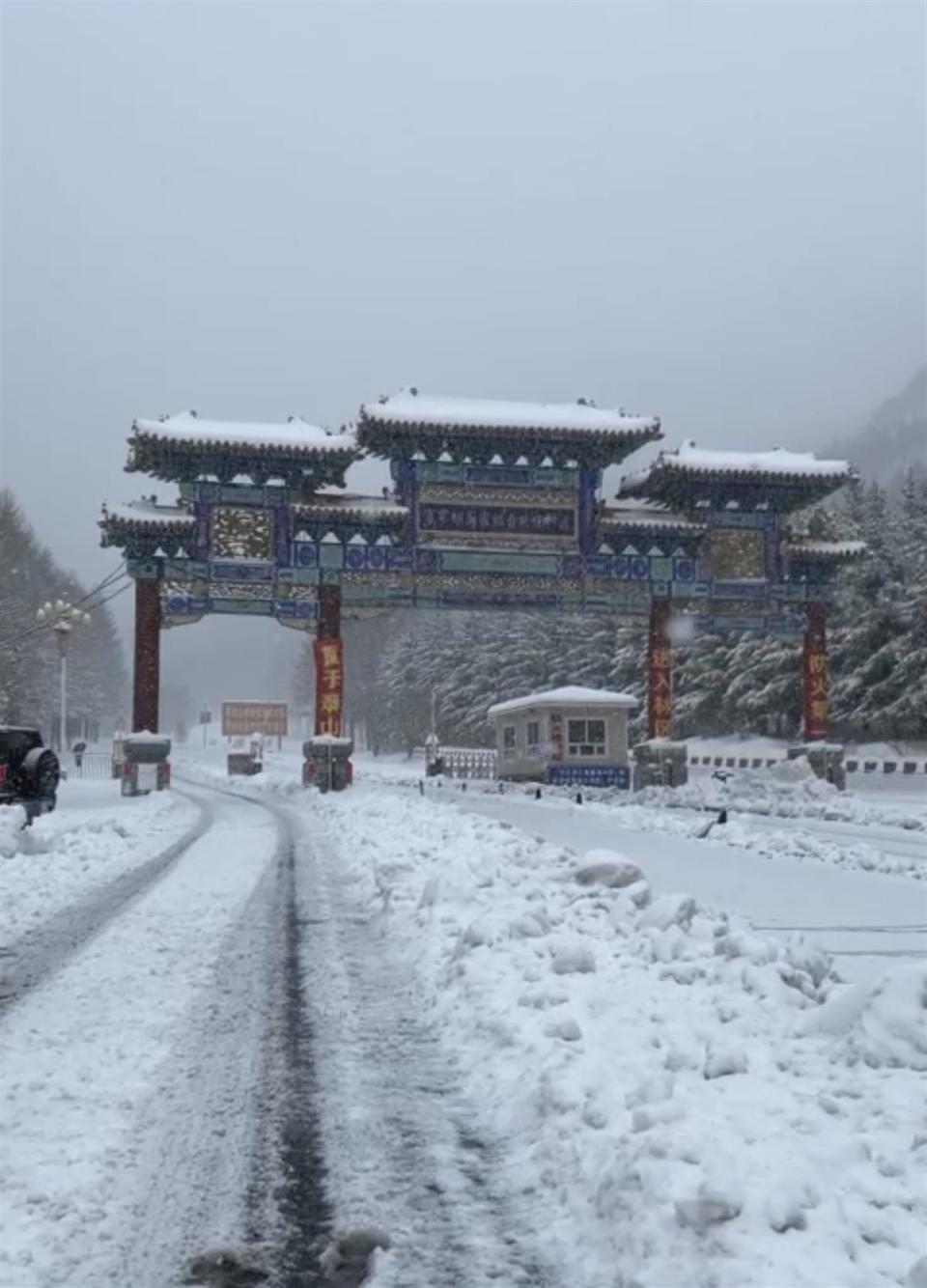 河北承德出现降雪天气,居民:气温降至零下,积雪40多厘米深