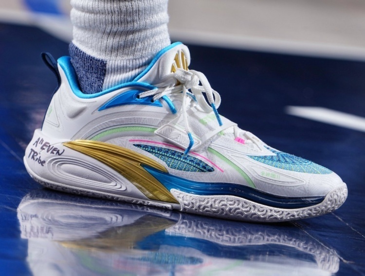 哪个配色是你的最爱安踏欧文一代上脚图合集