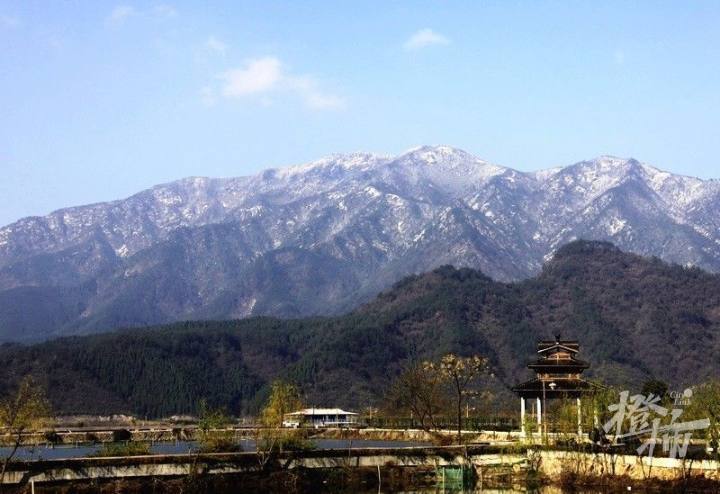 乌龙山在严州古城以北,因山石乌黑,山体巍峨,蜿蜒如龙而得名,又名乌山