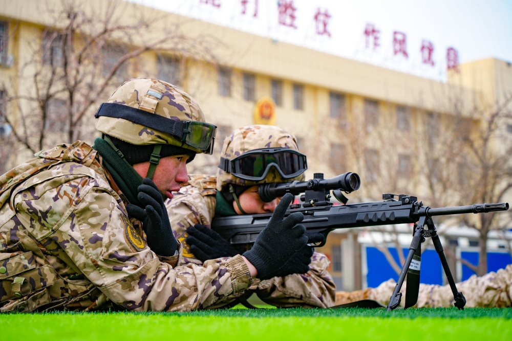 直击武警特战队员多武器实弹射击现场