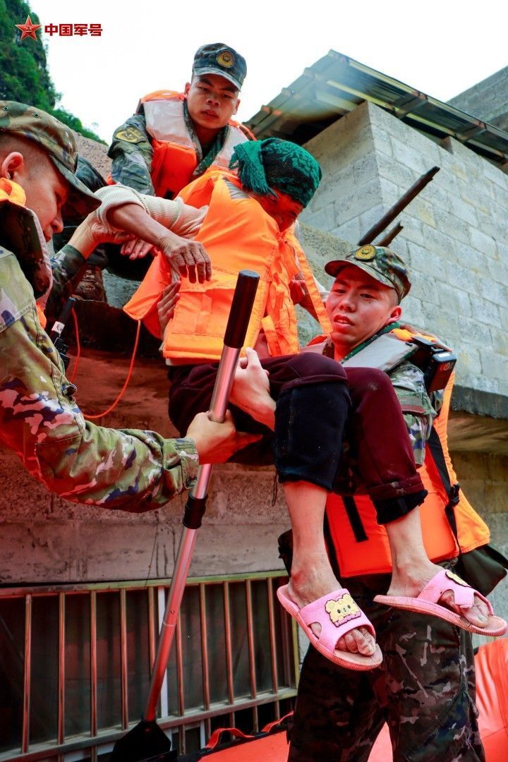 广西河池:洪水围困村庄 武警官兵紧急救援