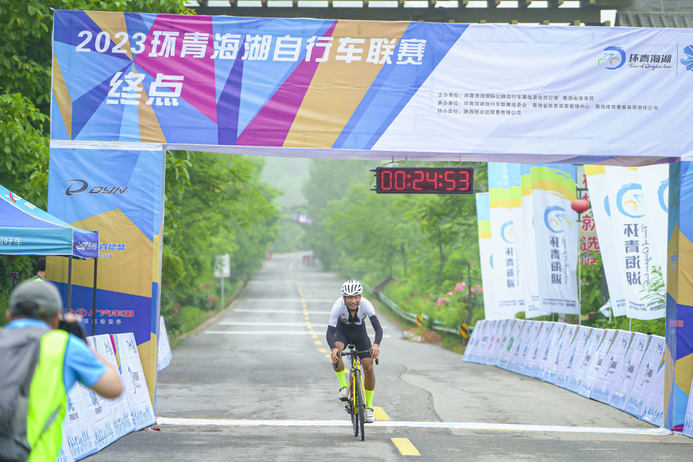 2023环青海湖自行车联赛(西安站)在灞桥区洪庆山开赛_腾讯新闻