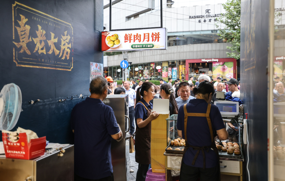 圖說│買月餅,去南京路步行街!