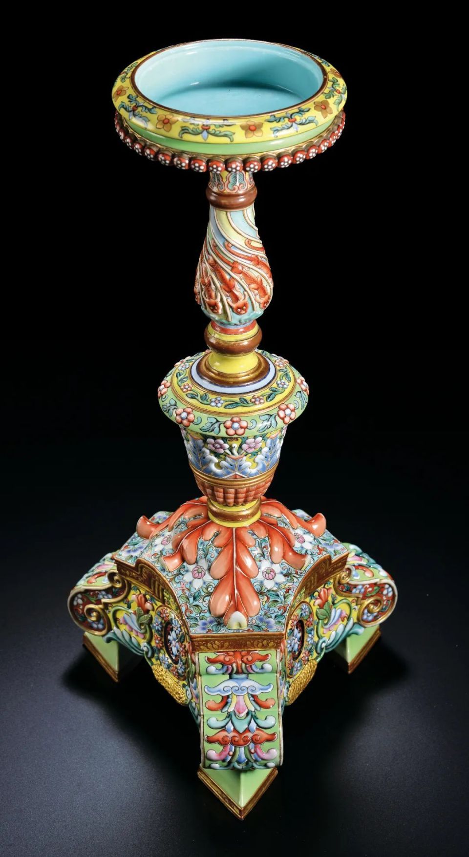 北京保利拍卖丨以器载道：清雍正御制洋彩浮雕巴洛克式花卉螭龙纹花台