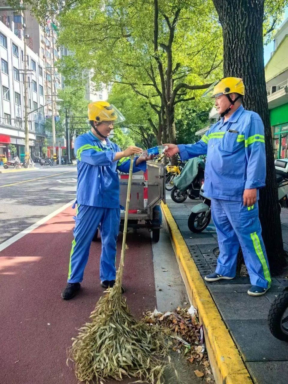 机械车辆作业的优势,加大对道路机械化清扫保洁及洒水冲刷作业力度
