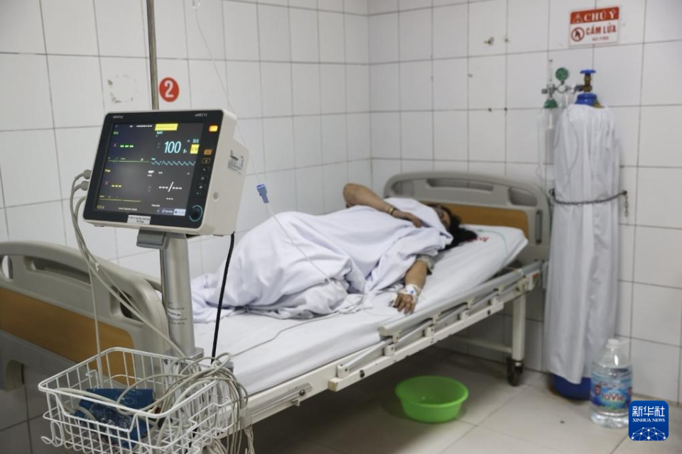 5月24日,火灾中的伤者在越南首都河内的一家医院接受治疗.