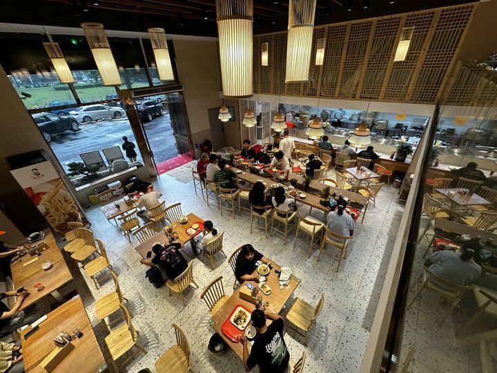 曾经资产数亿的"箱包女王",61岁再创业卖包子还债