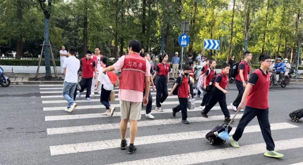 2200余名学生同时段进校，开学首日普陀这所初中忙而不乱插图11