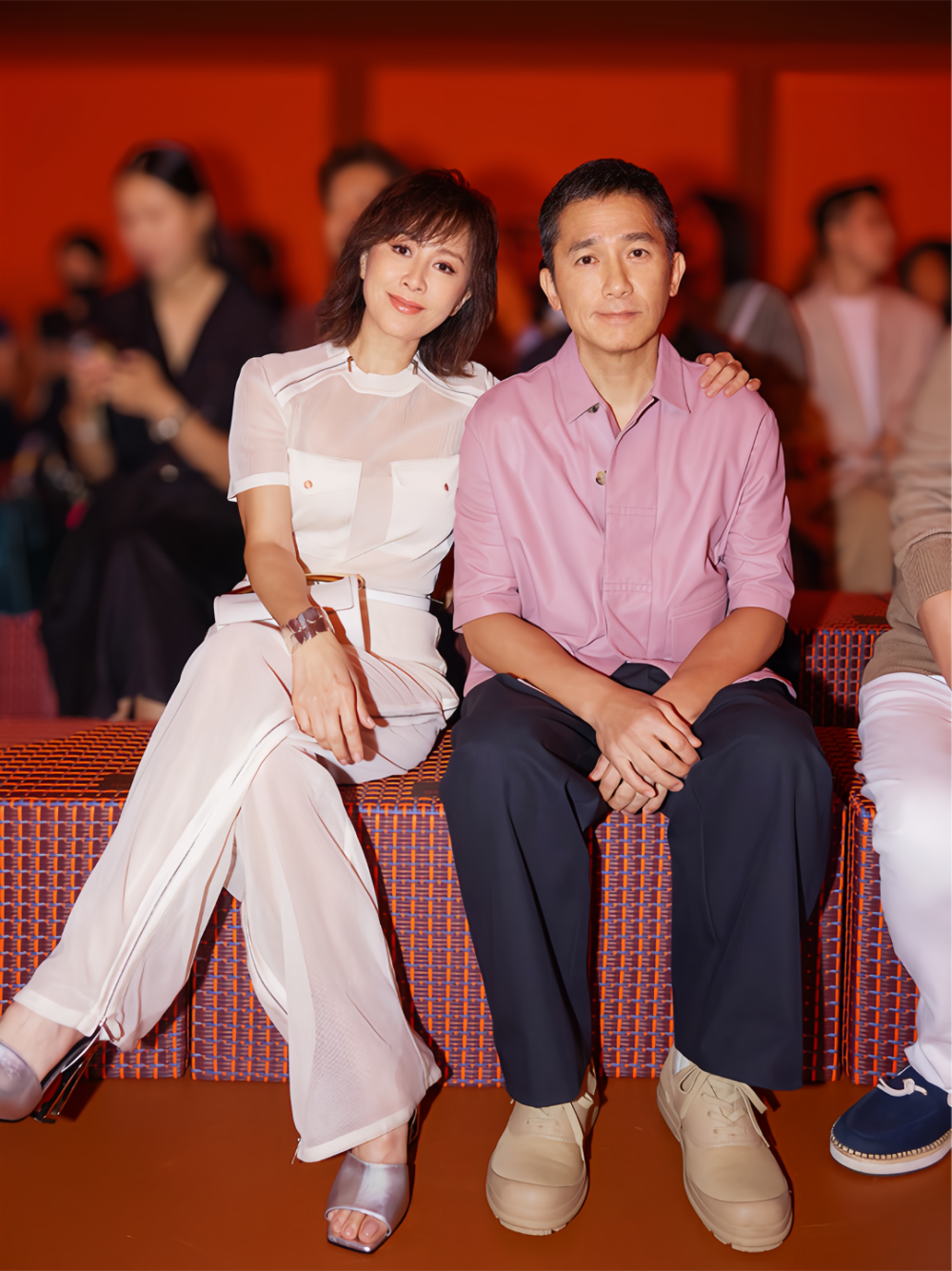 刘嘉玲梁朝伟同框看爱马仕大秀,"i人 e 人"一眼就区分了